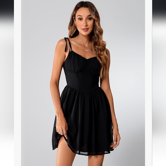 Chic Black Dress for Women - Picture 4 of 16